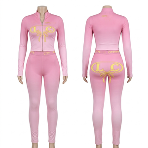Conjunto de Camiseta y Leggings Deportivos para Mujer, Color Negro y Rosa, 220 GSM, Poliéster y Elastano, Logotipo Personalizado, Sublimación, Transferencia de Calor - Product Image 4