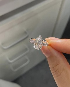 Bague Élégante en Argent 925 avec Moissanite Scintillante Taille Poire 3 Carats et Trois Pierres Latérales Baguette – Cadeau Surprise pour Amies - Product Image 5