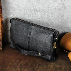 Bolsos de mano de cuero de lujo que ofrecen un almacenamiento seguro para documentos importantes, tabletas y pertenencias personales a un precio razonable. - Product Image 1