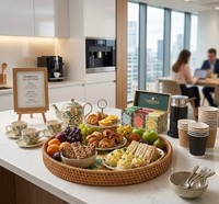 Plateau de service rond en rotin fait main, plateau décoratif tissé pour le petit-déjeuner avec motif de feuilles vertes et jaunes pour la cuisine, la table basse, la maison