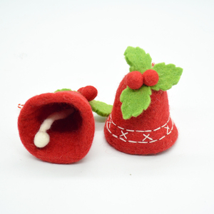Décorations de Noël en feutre faites à la main, clochettes rouges avec feuilles de houx et baies, style traditionnel, ornement artisanal - Product Image 1