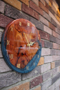 Reloj de pared contemporáneo de resina y madera de un solo lado con borde natural, diseño moderno de madera pulida, pantalla de cuarzo con agujas, para sala de estar - Product Image 5