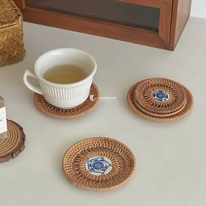 Bandeja de Servir Redonda de Ratán con Base Incrustada de Madreperla (MOP), Bandeja Decorativa Abstracta de Lujo con Mosaico de Conchas Estilo Bohemio - Product Image 4