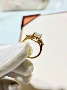 แหวนเงินแท้ 925 ประดับมอสซาไนต์คุณภาพ AAA ดีไซน์น่ารัก หรูหรา เหมาะสำหรับงานหมั้น งานแต่งงาน หรือเป็นของขวัญ แหวนเจ้าสาวประดับอัญมณีทำมือ - Product Image 5