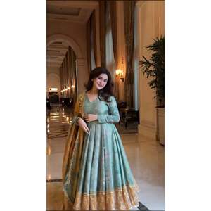 Vestido de seda de diseñador con bordado pesado y lentejuelas, estilo salwar kameez para fiesta, con dupatta. - Product Image 1