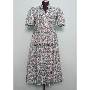 Robe midi florale Kangura pour femme, 100 % coton écologique, style Kangura, col en V, manches courtes, boutons décoratifs, lavable. - Product Image 3