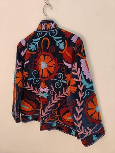Abrigo de Invierno Bohemio Étnico de Terciopelo Suzani Bordado a Mano con Arte Floral Folclórico para Mujer, Hecho a Mano por Artesanos, de Algodón Indio Transpirable - Product Image 4