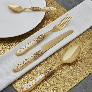 Glamoroso juego de cubiertos dorados con mangos perlados de brillo suave, ideal para ocasiones de boda. Disponible a precios de mayorista. - Product Image 6