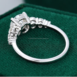 Hermoso anillo solitario para mujer hecho a mano en plata de ley 925 con diamantes de moissanita diseño elegante para compromiso - Product Image 5