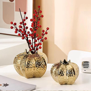 Modernos floreros geométricos facetados de metal dorado con un hermoso relieve de diamantes en forma de rayos de sol, disponibles a precios de mayorista. - Product Image 6