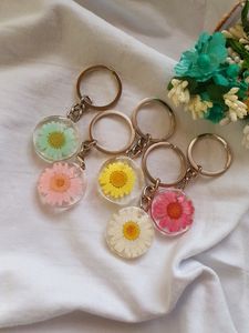 Elegant Transparent Resin <b>Key</b> Ring Crafted With Dried Leaves Design For Fashion Accessory Lovers Everywhere - Product Image 6