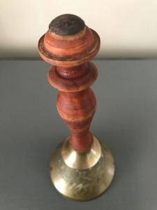 Cloche à main en laiton à motif unique avec manche en bois pour les rituels quotidiens, les activités de groupe et sonnerie claire, cloche à main en laiton faite à la main - Product Image 5