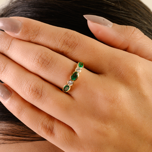 Anillo de media eternidad apilable con esmeralda de forma ovalada y diamante de corte redondo en oro amarillo macizo de 18 quilates, regalo de cumpleaños para ella, joyería. - Product Image 4