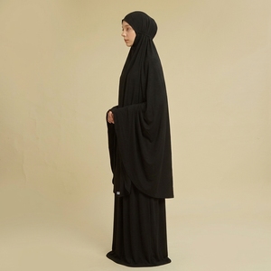 Robe de prière musulmane de luxe en rayonne noire 100 % premium pour femme, douce, respirante, élégante, longue, avec khimar et mukena intégrés - Product Image 2