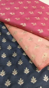 Tissu en Chiffon-Soie Banarasi Floral Zari Opulent pour Robes Traditionnelles Indiennes et Matériaux de Haute Couture - Product Image 3
