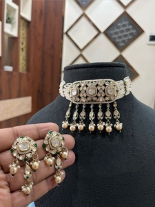 Deslumbrante conjunto de collar y aretes con perlas de moissanita de calidad premium con acabado dorado, ideal para bodas, colección para mujer. - Product Image 2