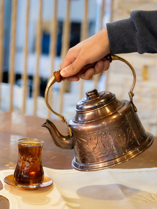 Théière en cuivre faite à la main, bouilloire à thé décorative en métal avec poignée en bois, ustensile de cuisine vintage pour la préparation du thé - Product Image 4