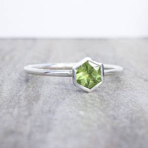 Bague en argent sterling hexagonale avec péridot, pierre de naissance d'août, bague empilable, bijoux minimalistes pour femmes, fournisseur en gros - Product Image 6