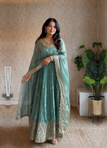 Conjunto de Salwar Kameez Anarkali Verde Menta Bordado con Dupatta, Adorno de Lentejuelas, Traje para Bodas y Fiestas Indias y Pakistaníes - Product Image 4
