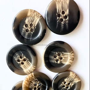 กระดุมเขาสัตว์สีดำธรรมชาติคุณภาพสูง 4 รู สำหรับเสื้อแจ็คเก็ตและสูท - Product Image 1