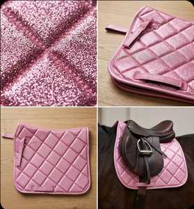 แผ่นรองอานม้าสีชมพูวิบวับหรูหรา ระบายอากาศได้ดี กันลื่น ผ้าห่มอานม้าแบบอังกฤษ คุณภาพพรีเมียม พร้อมลายควิลท์ อุปกรณ์ขี่ม้า - Product Image 3
