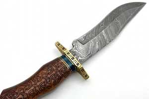 Cuchillo de Camping Hecho a Mano con Acero de Damasco, Mango de Madera Tallada y Guarda de Latón - Product Image 5