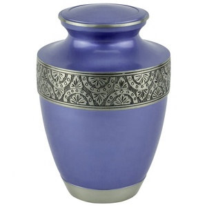 Urna de latón Premium con grabados personalizados y un acabado brillante para un tributo duradero de Axiom Home Accents - Product Image 4