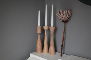 Candelabro de Madera Artesanal Curio Craft con Diseño Cónico y Grabado, Juego de Decoración para el Hogar en Madera Natural - Product Image 2