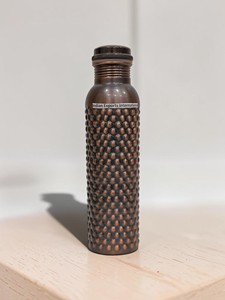 Botella de agua de cobre con diseño de puntos de Indian Exports International. (Cobre Puro Certificado) - Product Image 1