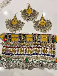 Exquisito conjunto de joyería tradicional Kuchi con gargantilla con trabajo de espejo y pendientes grandes con piedras de cristal multicolor. - Product Image 6