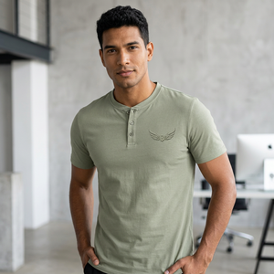 T-shirt à manches courtes pour homme, vert olive, col en V, avec logo d'aile en relief, coupe classique, style décontracté - Product Image 4