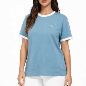 T-shirt pour femme bleu ciel avec bordure contrastée – Haut décontracté à manches courtes en coton premium, coupe classique, avec col et manches côtelés blancs - Product Image 1