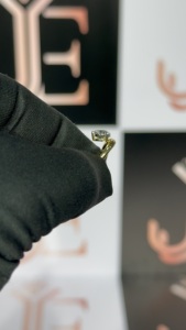 แหวนเพชรโมอิสซาไนต์ทรงลูกแพร์ ดีไซน์ลายคลื่น ประดับเพชรเม็ดเดี่ยว ตัวเรือนเงินแท้ 925 ทำมือ พร้อมขาจับสามขา - Product Image 2