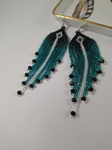 Boucles d'oreilles artisanales perlées, tendance, bleu sarcelle, noir, argent, à franges, pendantes, bijoux de déclaration - Product Image 4