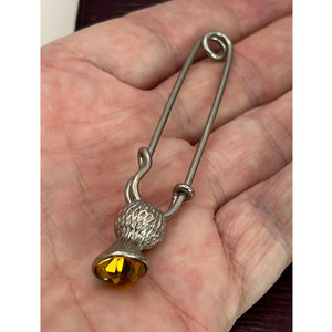 Broche de pin para kilt con diseño de cardo escocés - Estilo imperdible con piedra de cristal ámbar, accesorio tradicional irlandés, broches decorativos de alta calidad - Product Image 4