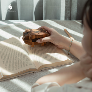 Petit cochon : Puzzle en bois 3D Kumiki en forme de cochon, jouet Montessori en bois ou charmant compagnon de bureau par la marque SiamMandalay - Product Image 1