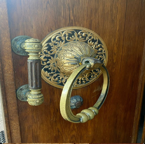 Sonnette de porte vintage en laiton avec plaque décorative. Design intemporel disponible à prix de gros. - Product Image 1