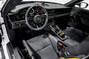 Elegante y impecable, el Po/he 9 1 1 G-T3 RS Coupe RWD 2025 cuenta con un motor de 6 cilindros en línea, atmosférico, de 4.0L y 518 hp. - Product Image 5