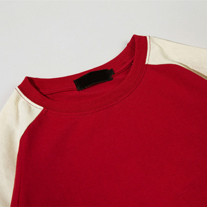 Camiseta de Manga Raglán Extra Grande para Hombre, Roja, Negra y Beige, con Ribete en Contraste, Cuello Redondo, Diseño Casual de Bloques de Color Sólido - Product Image 3