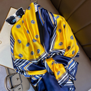 Pañuelo Cuadrado de Seda 100% para Mujer, Diseño Geométrico Naranja y Blanco, Multifuncional, Accesorio de Moda para Todas las Temporadas - Product Image 4