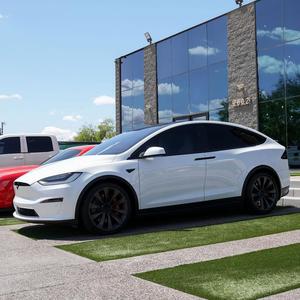 Véhicule utilitaire électrique 2022 à trois moteurs - Product Image 1