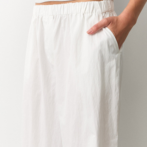 กางเกงโยคะเอวกลางสีขาวสำหรับผู้หญิง แห้งเร็ว ระบายอากาศได้ดี ผลิตจากไนลอน 100% มีเชือกผูกเอว สวมใส่สบาย ไซส์ใหญ่ กางเกงทรงหลวมสำหรับผู้หญิง - Product Image 4