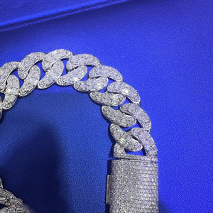 สร้อยข้อมือฮิปฮอปแบบ Cuban Link ชุบทองคำขาว 925 ประดับเพชรโมอิสซาไนต์ สำหรับผู้ชาย จาก Vana Jewels - Product Image 3