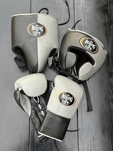 Guantes de Boxeo Profesionales con Cordones, Gris y Negro, de Cuero Vacuno, Alta Calidad, Protector de Ingle para Entrenamiento, Hechos a Medida - Product Image 5