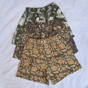 Vêtements pour hommes de qualité supérieure : Tissu imprimé cousu, short décontracté à taille élastique et boutonnée, et vêtements de nuit confortables - Product Image 1
