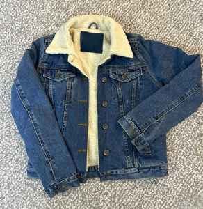 Chaqueta Vaquera Urbana Vintage Personalizable con Lavado Ácido, Decoración de Botones y Logotipo Personalizado para Invierno y Primavera - Product Image 2