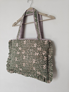 Sac à bandoulière matelassé vert à imprimé floral Shree Balajee pour femme, avec volants mignons, protection pour ordinateur portable - Product Image 4