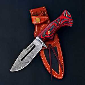 Cuchillo de caza para exteriores UA Supplies, de hoja fija de acero de Damasco forjado a mano de grado industrial, con punta caída y mango de madera Pakka roja y negra. - Product Image 1