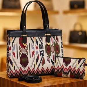 Sac fourre-tout tribal en jacquard ikat fait main avec pochette assortie - Product Image 1