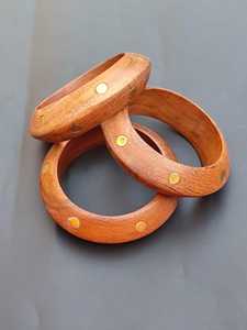 Joyería de Madera Artificial Hecha a Mano con Diseño Inspirado en Sangría, Set de 3 Brazaletes de Madera Gruesos con Decoración de Latón Acabado a Mano, Elegante - Product Image 1